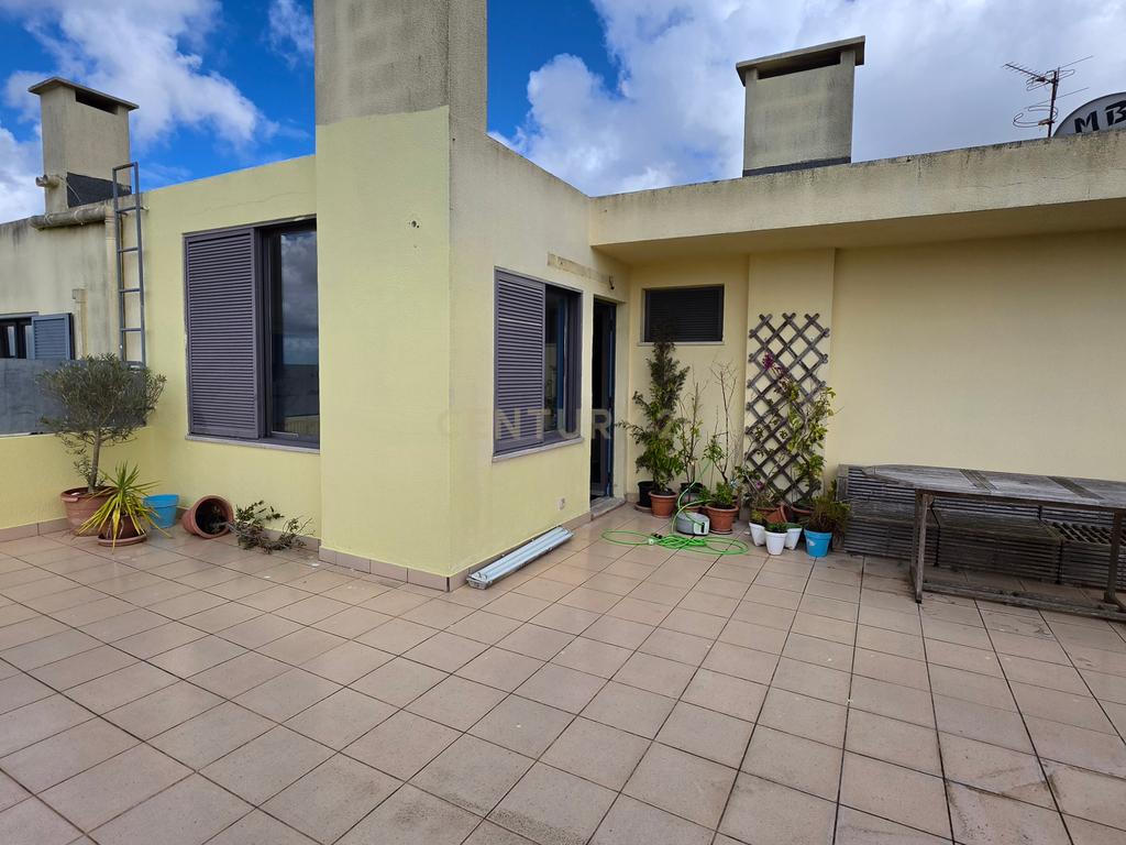Apartamento Duplex T5 no centro de Palmela - Image 4