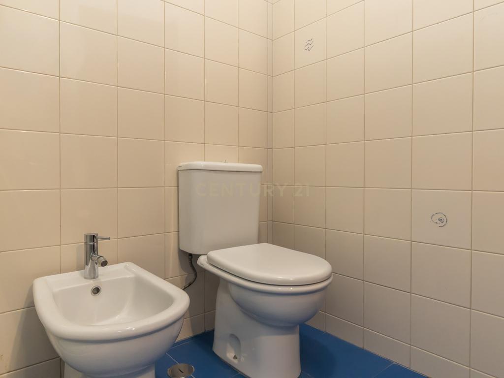 Apartamento T2 de 98m2 com Excelentes Áreas e 2 WC no Centro da Costa da Caparica - Image 31