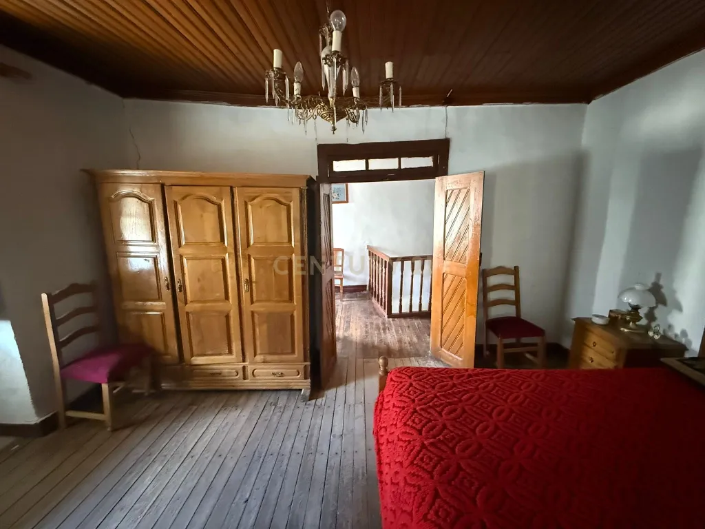 Casa T4 com Jardim e Adega em Vimioso - 53.000€ - Image 7