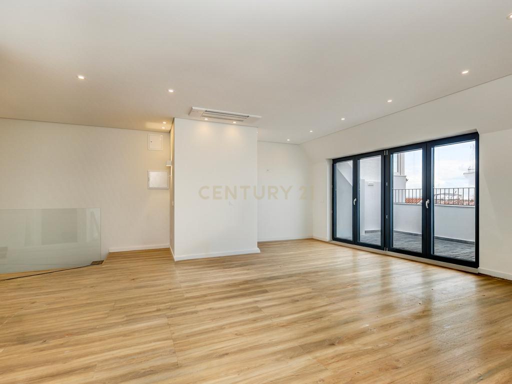Viva o privilégio do Tejo: T3 Duplex exclusivo no coração de Santa Iria de Azóia! - Image 2