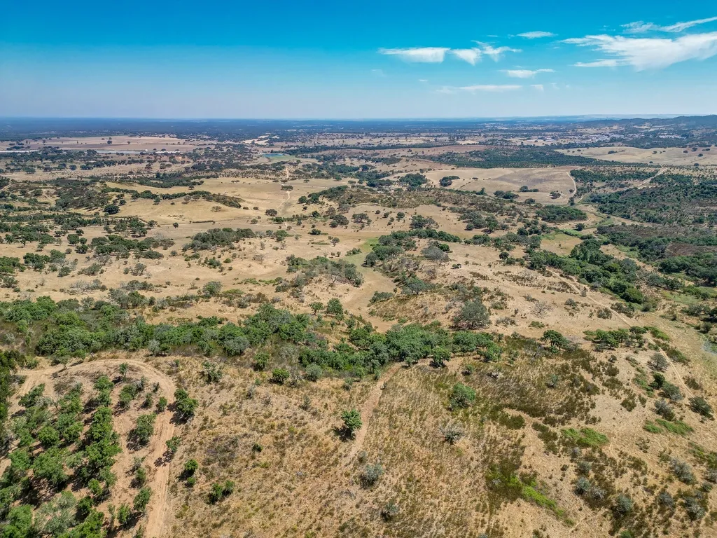 Herdade com 59,225 ha , 687m2 urbano, nascente de água, em Colos, Odemira - Image 5