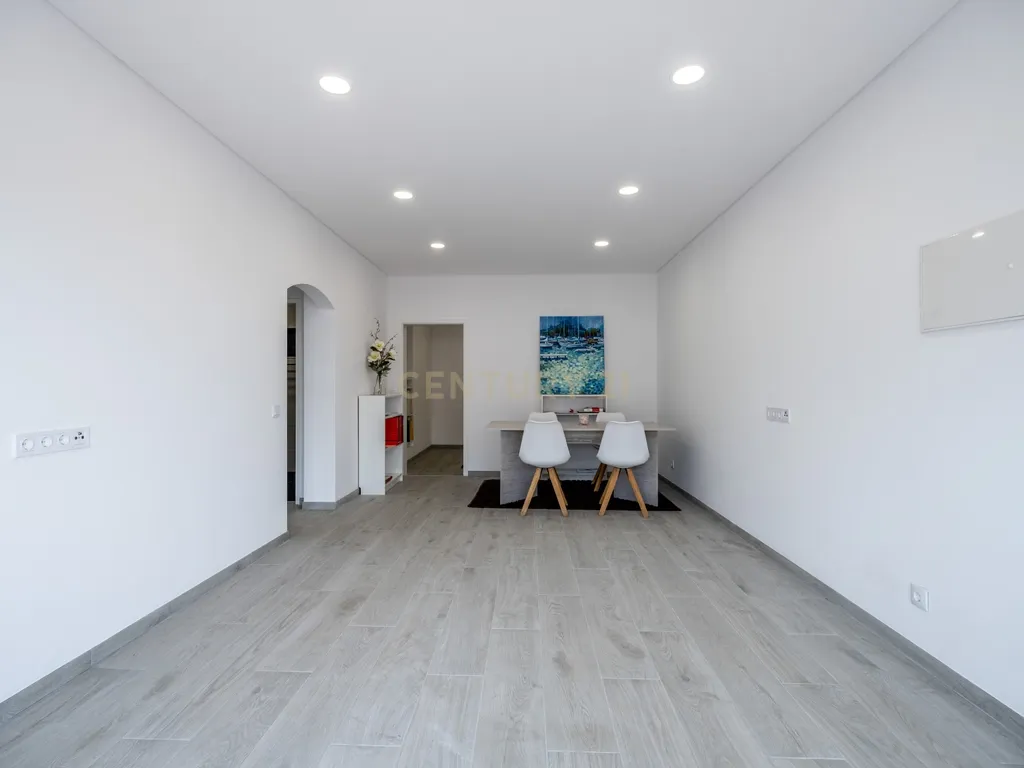 T0+1 Renovado com Armazém de 105 m² e Logradouro Privado em Albufeira - Image 16