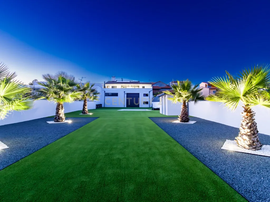 Propriedade Totalmente Renovada com Armazém/Garagem de Grande Dimensão e Piscina em Monte Real - Image 1