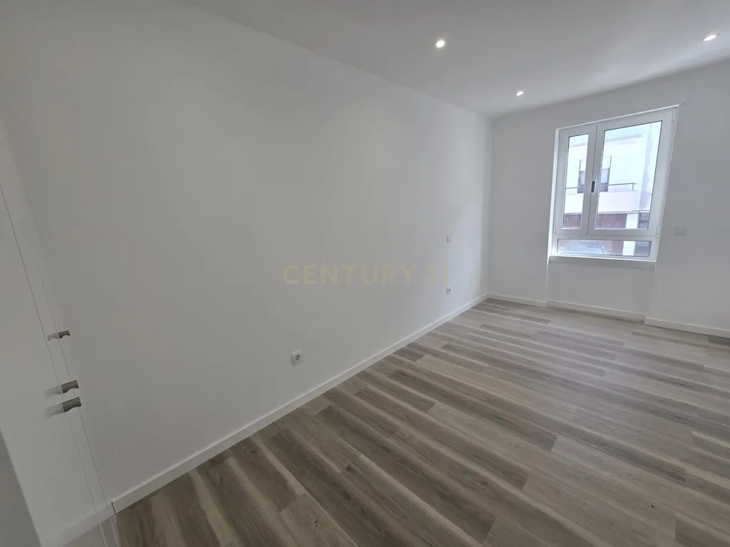 Apartamento T3 renovado com excelente localização na Nazaré - Image 10