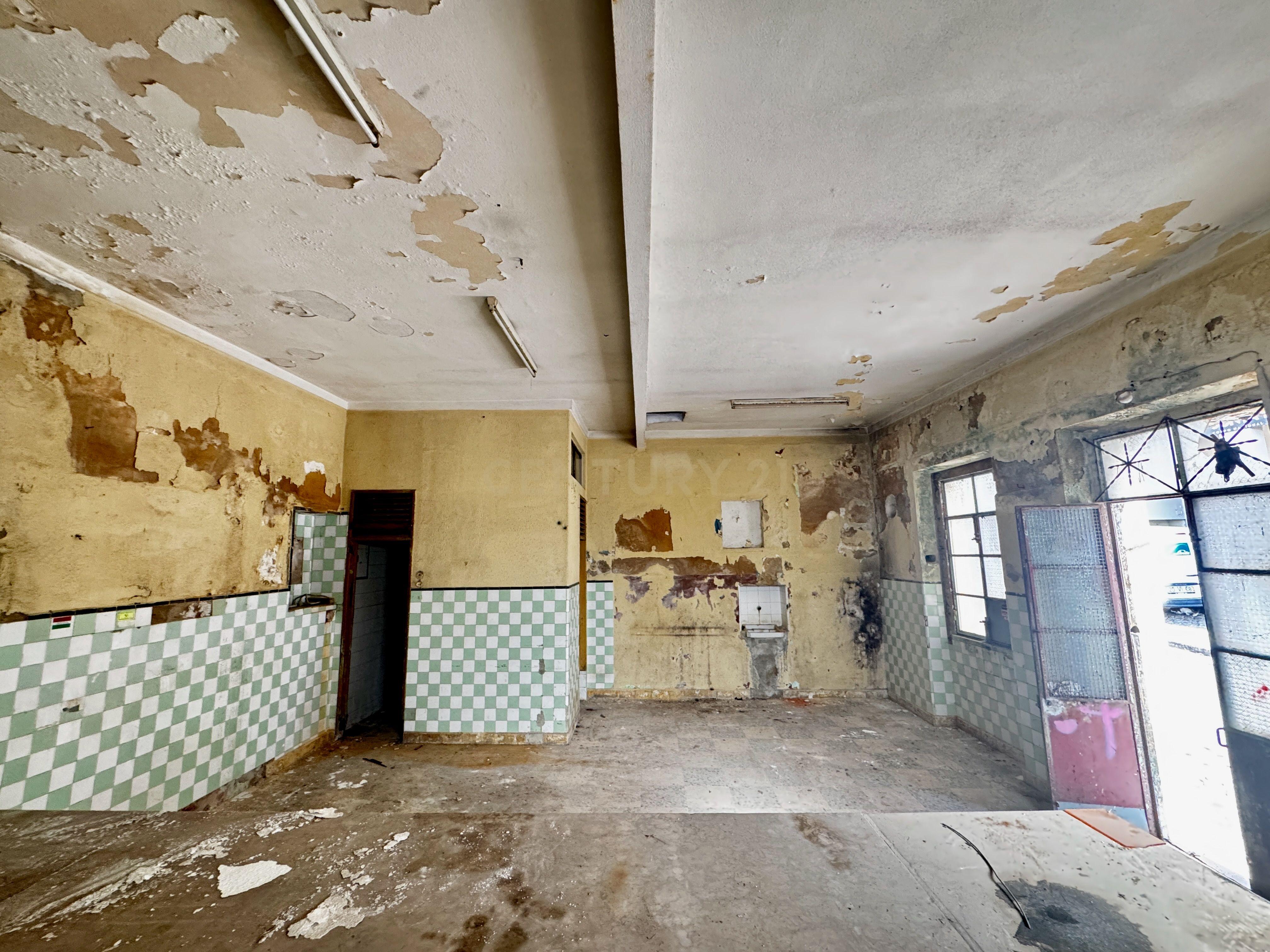 Fotografia 10 de Comércio com Projeto de Arquitetura Incluído para Conversão em T1+1 | Centro de Setúbal