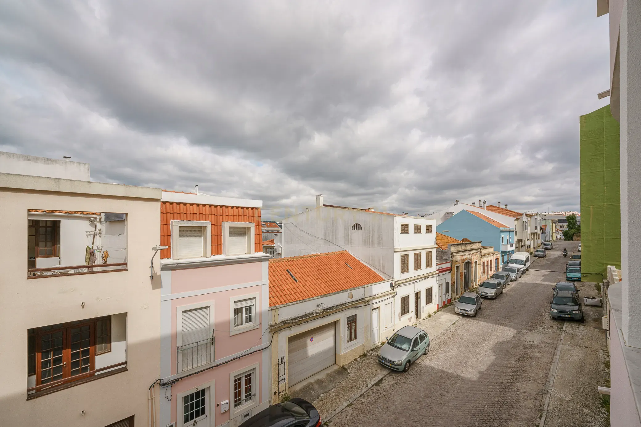 Apartamento T2 com Parqueamento, Varandas e Lareira - Perto do Centro da Cidade - Image 26