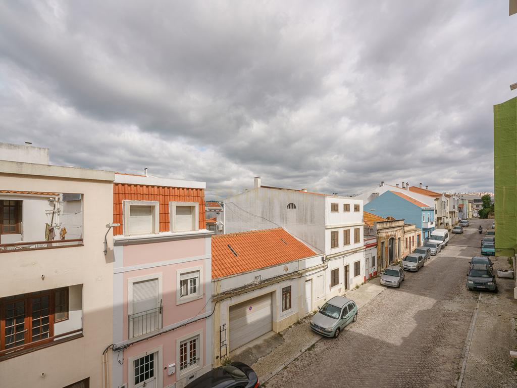 Apartamento T2 com Parqueamento, Varandas e Lareira - Perto do Centro da Cidade - Image 26