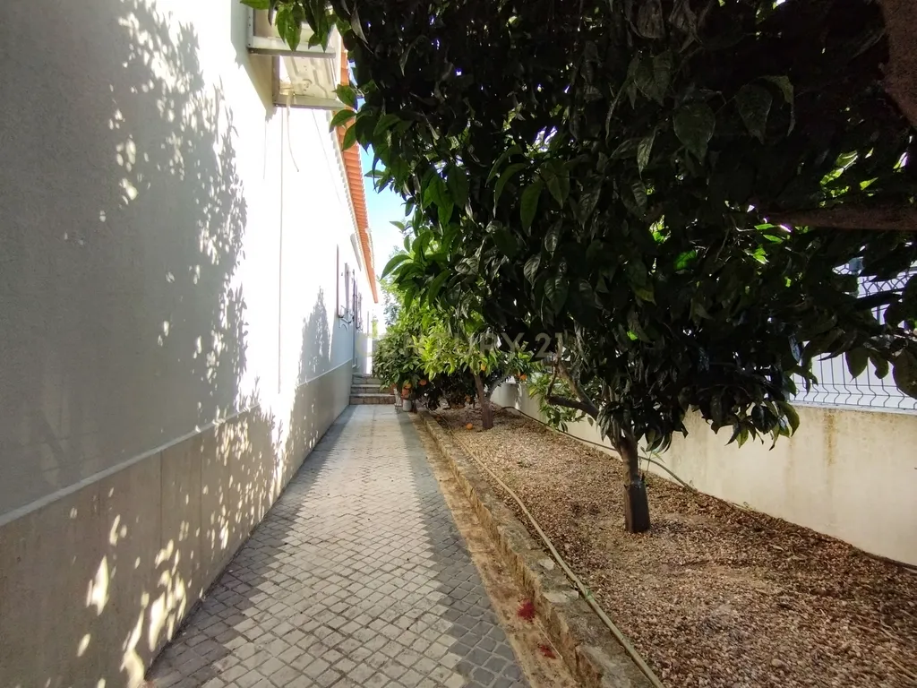 Oportunidade Única! Elegante Moradia + Apartamento T2 + Espaço + Funcionalidade = Qualidade de Vida. - Image 40