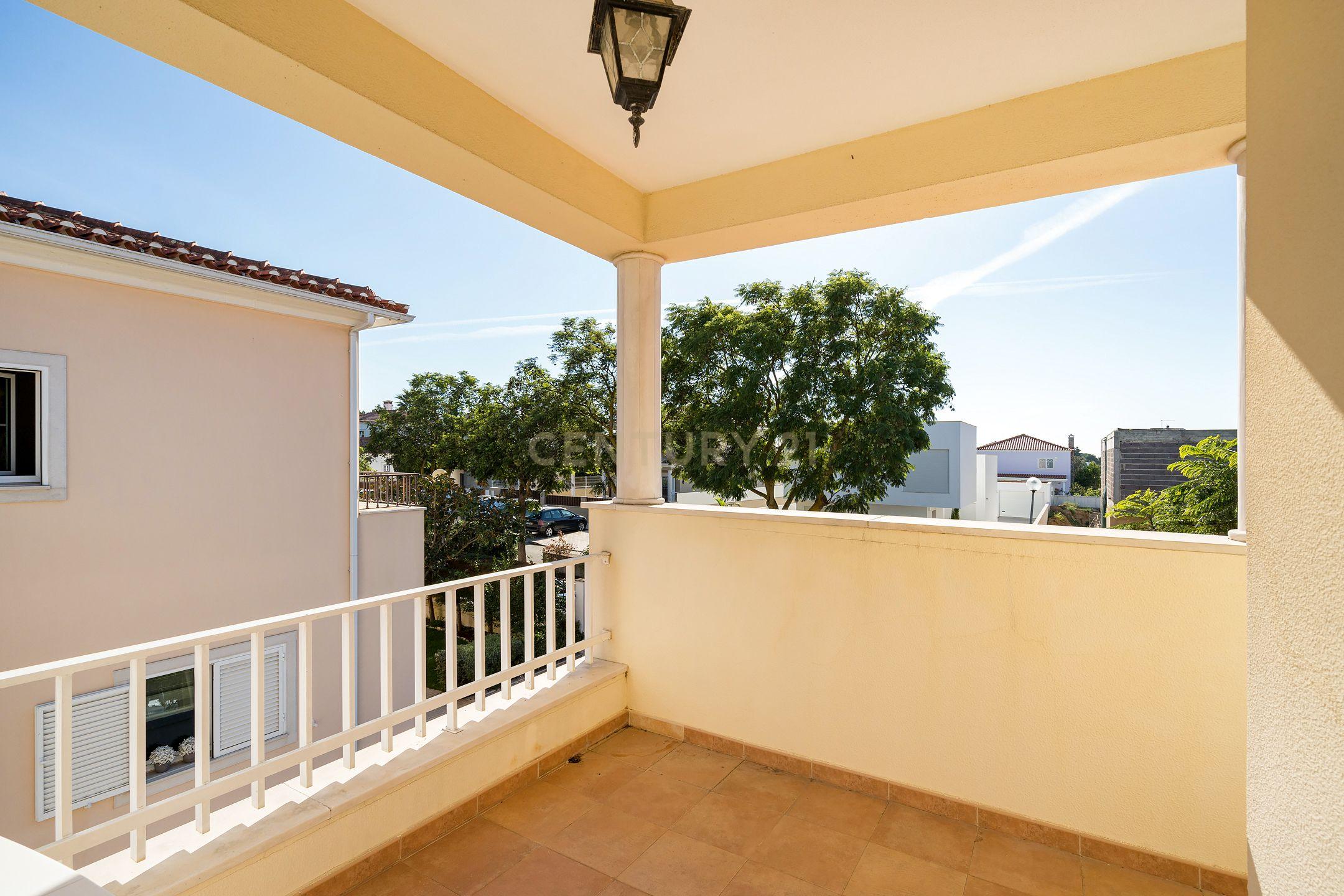 Fantástica Moradia T4 em Vila Nogueira de Azeitão - Image 27