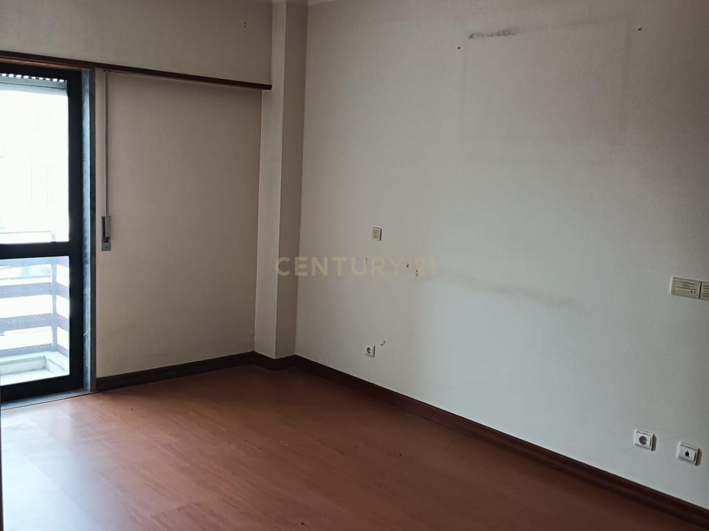 T3 com Suite/Garagem e Arrecadação - Vialonga - Image 45