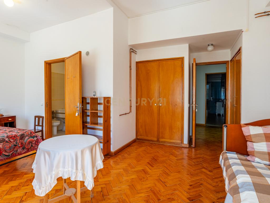 Prédio no Centro de Portalegre para investimento - Image 32