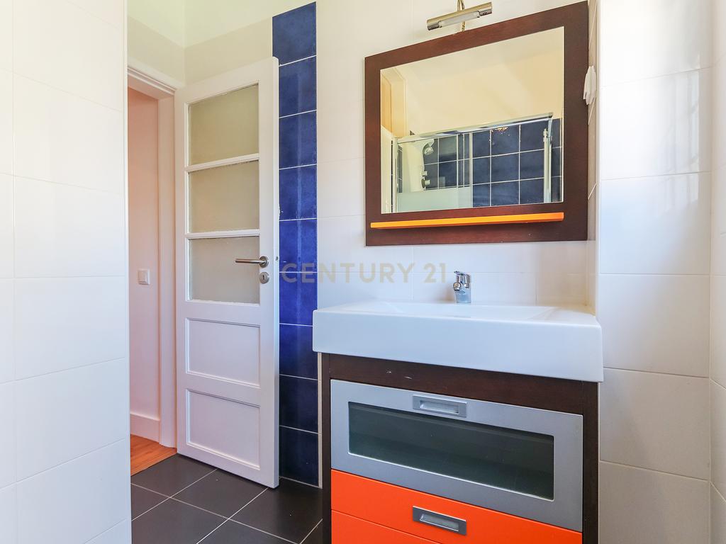 Apartamento T3 para arrendamento com varanda junto à Avenida de Roma | Prédio com "arte" - Image 30