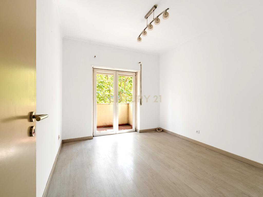 Apartamento T3 com Excelente Localização em Agualva-Cacém - Image 8