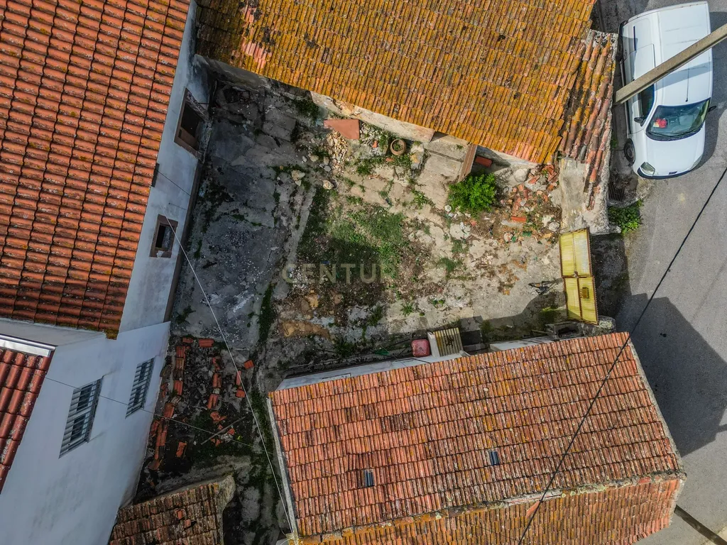 Casa típica portuguesa para remodelação a poucos minutos das praias da Figueira da Foz - Image 24
