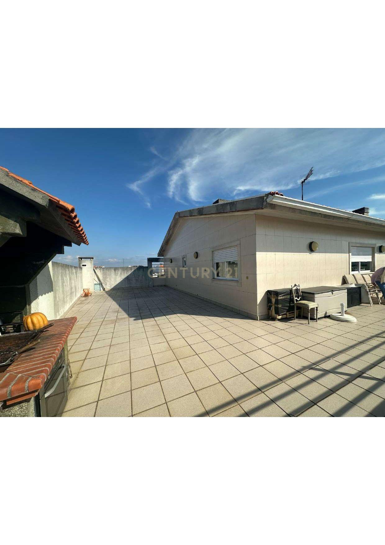 Apartamento T3 em Oliveira do Bairro com Terraço e Garagem - Image 1