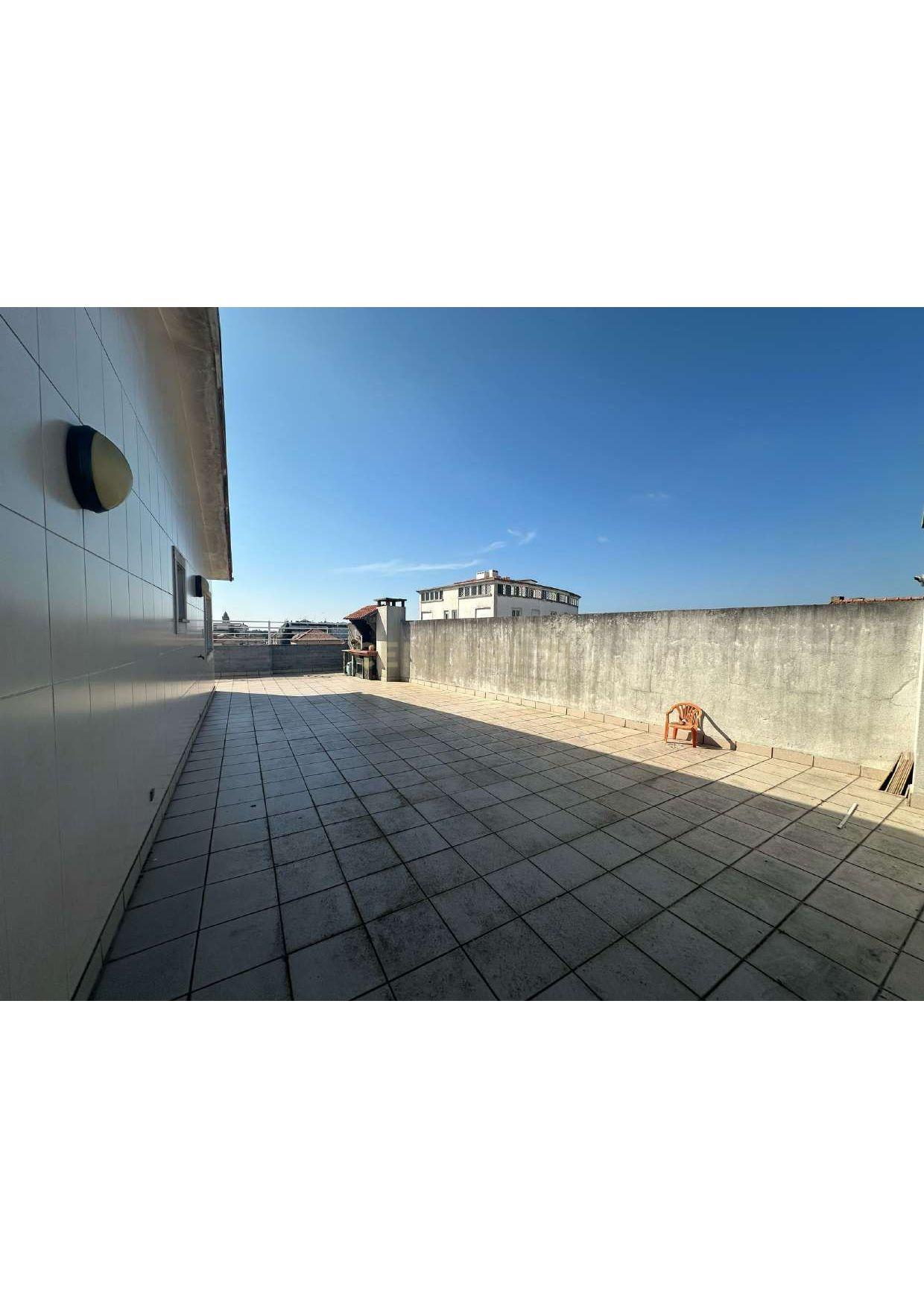 Apartamento T3 em Oliveira do Bairro com Terraço e Garagem - Image 3