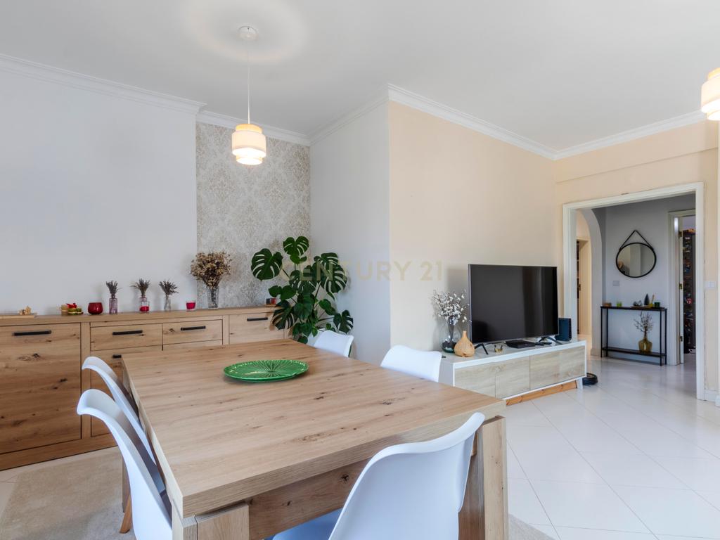Espaçoso T3 na Sobreda com 2 Casas de Banho e Varandas - Image 9