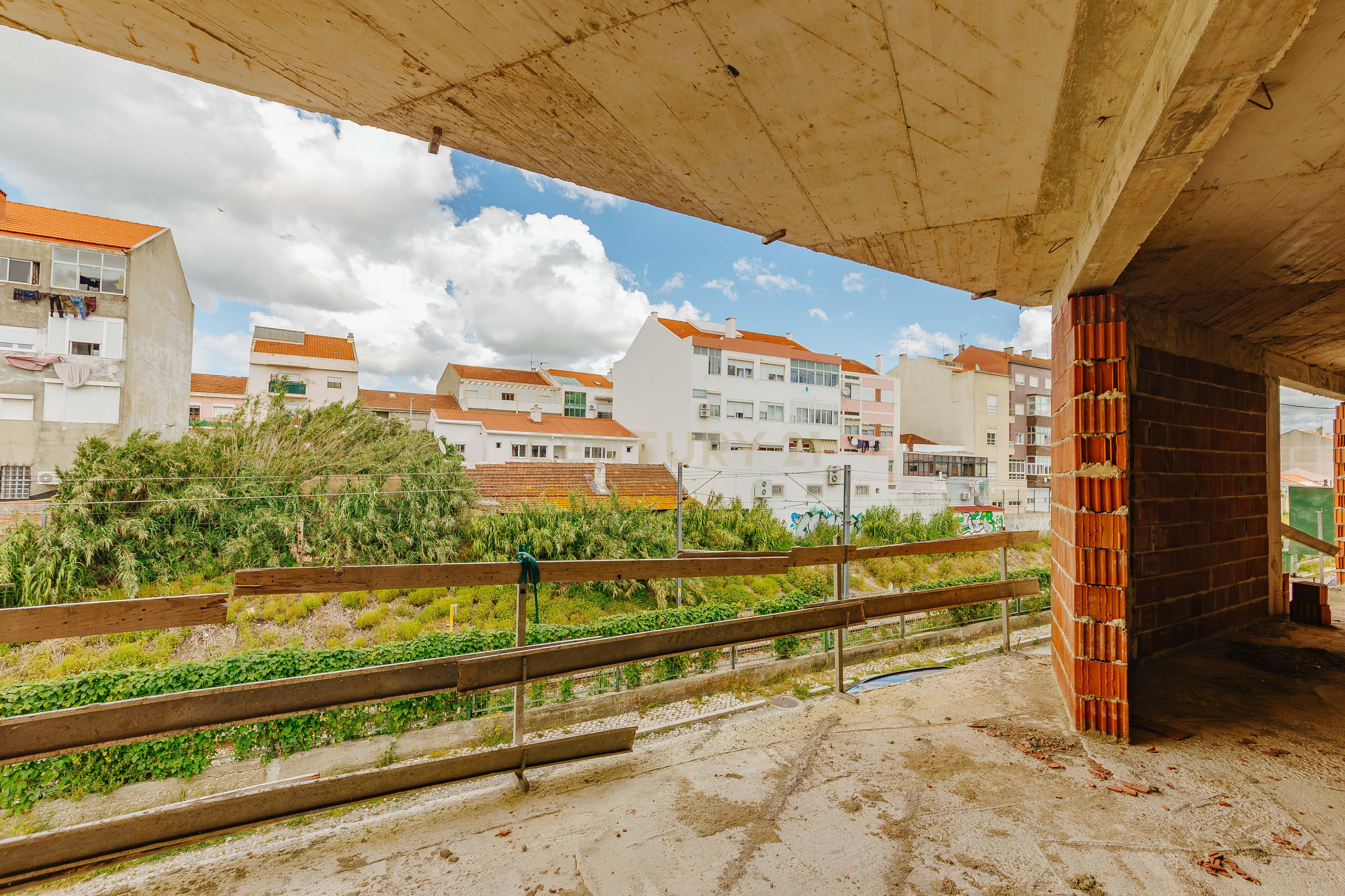 Moradia Unifamiliar de Tipologia T2 em Construção - Image 13