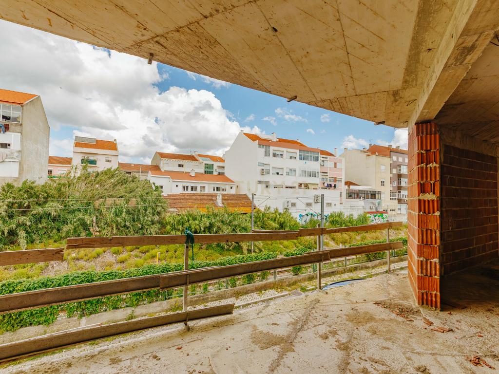 Moradia Unifamiliar de Tipologia T2 em Construção - Image 13