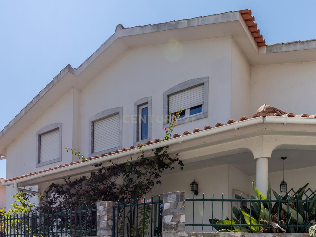Moradia T5 no centro da Quinta do Conde – Espaço, Conforto e Localização Perfeita - Image 50