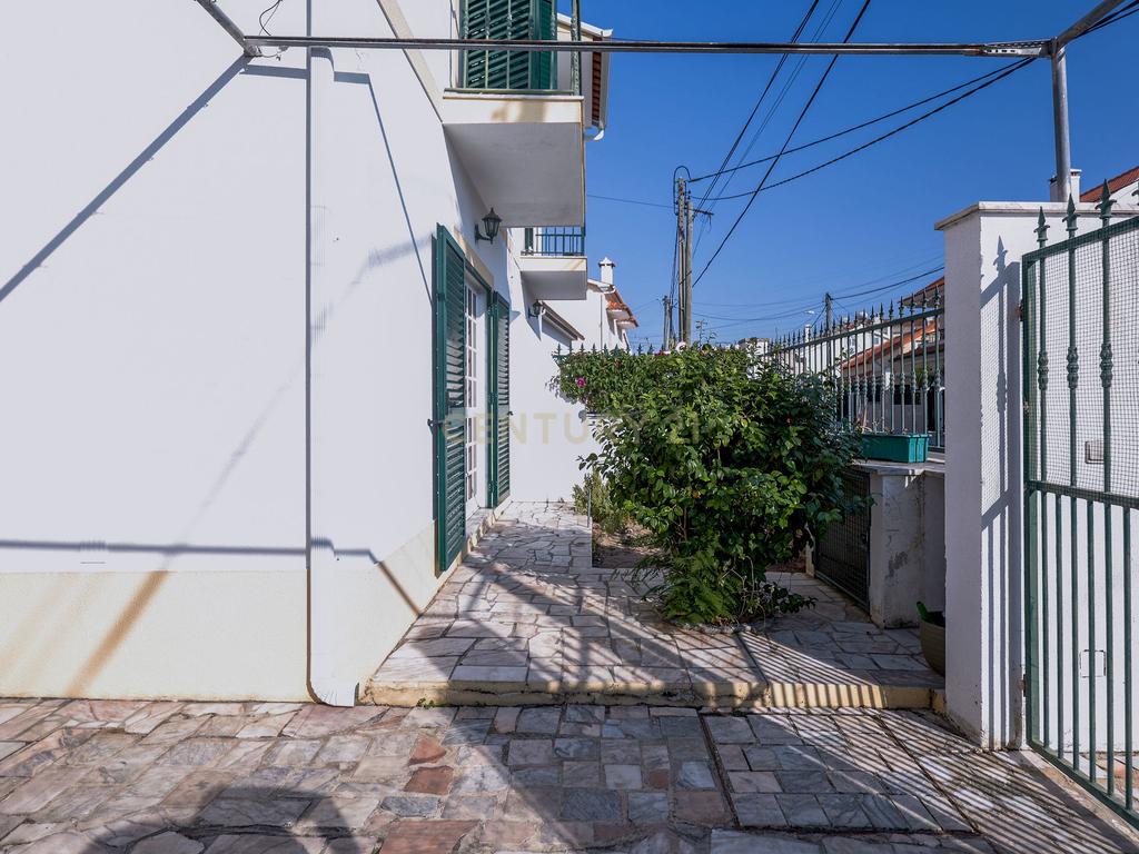 Moradia T3 com Garagem, Espaço Exterior e Sótão Aproveitável na Quinta do Conde - Image 16