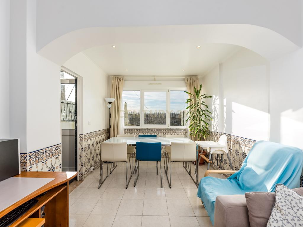 Apartamento T2 em Linda-a-Velha – Remodelado com Terraço e Excelente Localização - Image 4