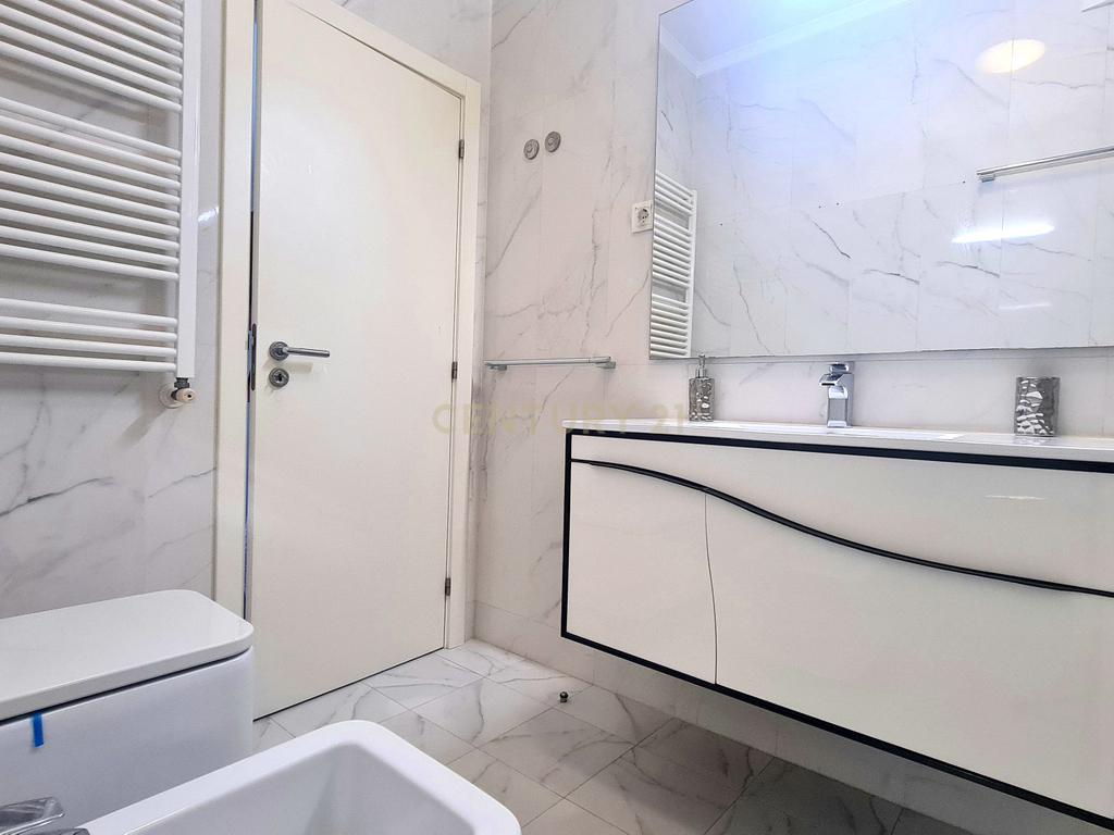 Apartamento Renovado T2 em Santa Clara, Lisboa - Image 16