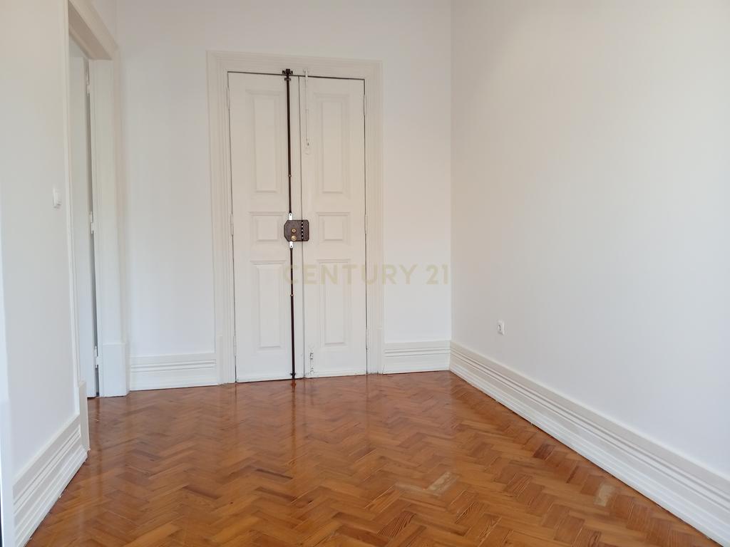 Situado no Bairro Azul junto do Metro e do El Corte Inglês/Fundação Gulbenkian, tem este apartamento com traça antiga com 7 assoalhadas dispostas numa área de 200 m². - Image 6