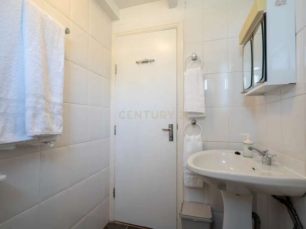 Moradia T7 tradicional em bom estado com varanda coberta, pátio, piscina, terraço coberta, vistas boas e jardim numa localização sossegada perto do centro de Arganil e o rio Alva - Image 84