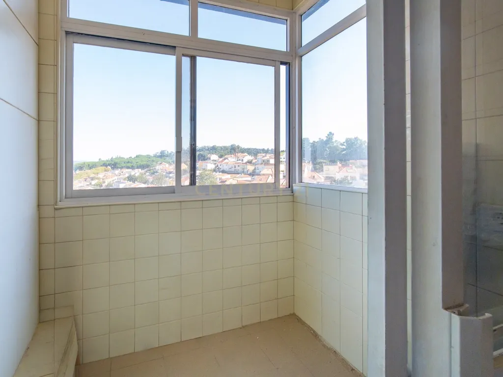 T4 no Restelo com Vista Frontal de Rio - Image 10