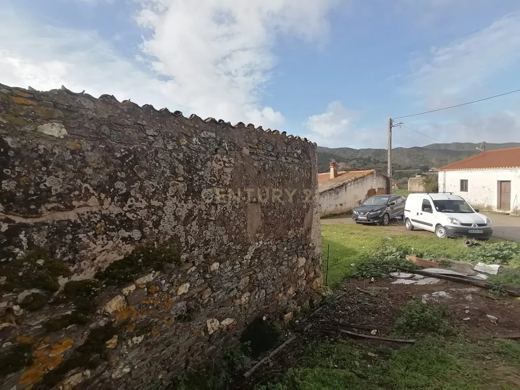 Moradia antiga com vários anexos para recuperação em Ribeira de Odelouca, São Barnabé. - Image 9