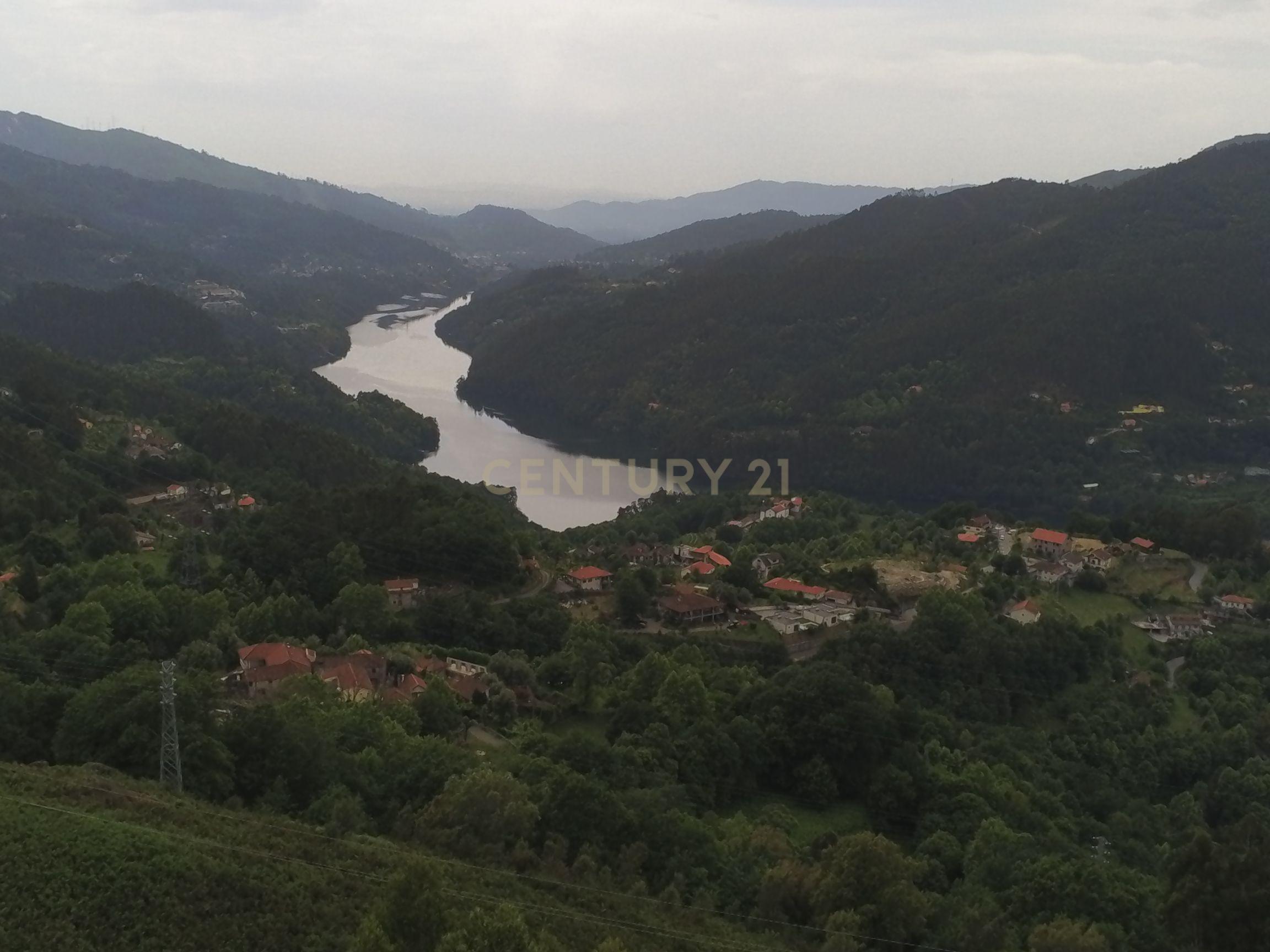 Fotografia 5 de Terreno Único com 2.500 m² e Vistas Deslumbrantes sobre o Rio – Gerês