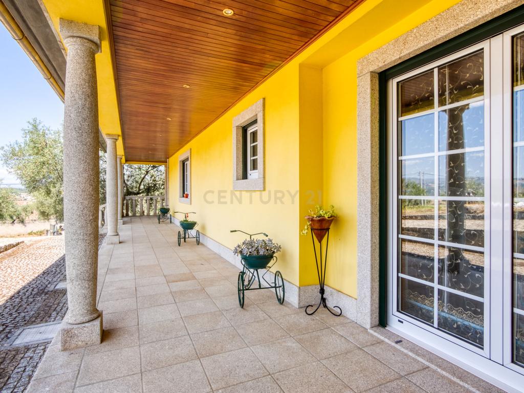 Moradia localizada na capital de distrito, no coração do Nordeste Transmontano. - Image 39