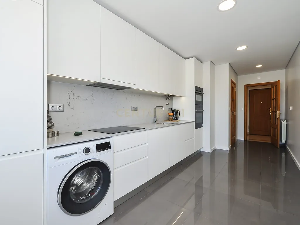 Apartamento T3 com suíte, garagem e varanda – Jardins da Parede - Image 3