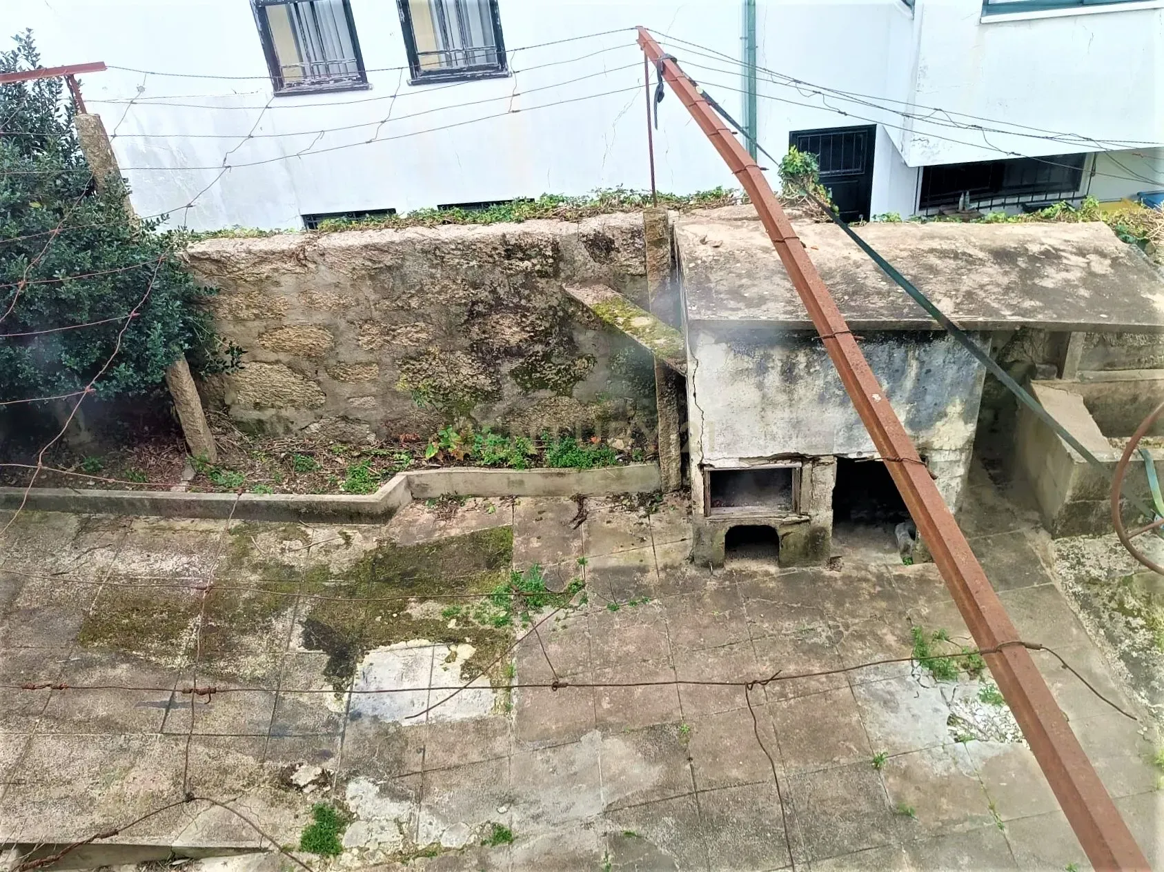 Moradia bifamiliar com cinco quartos, terreno e água para reconstrução no coração da Cidade da Maia, em Gueifaes - Image 33