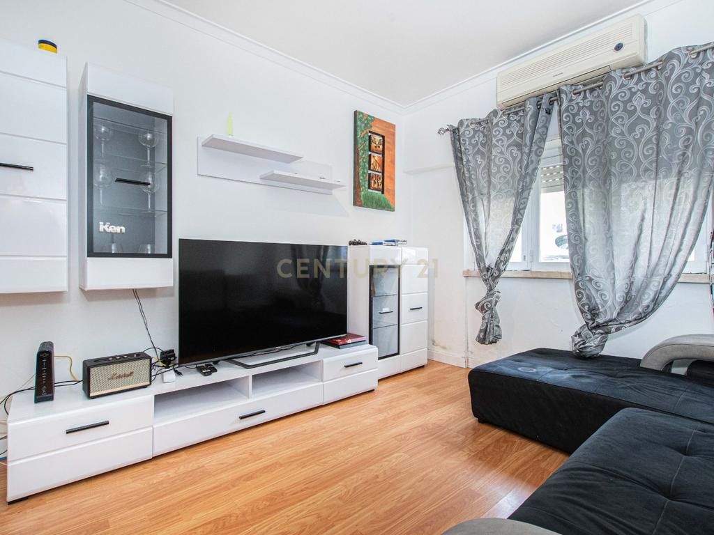 Apartamento T2/cave em Sintra: Conforto e Acessibilidade  - Image 5