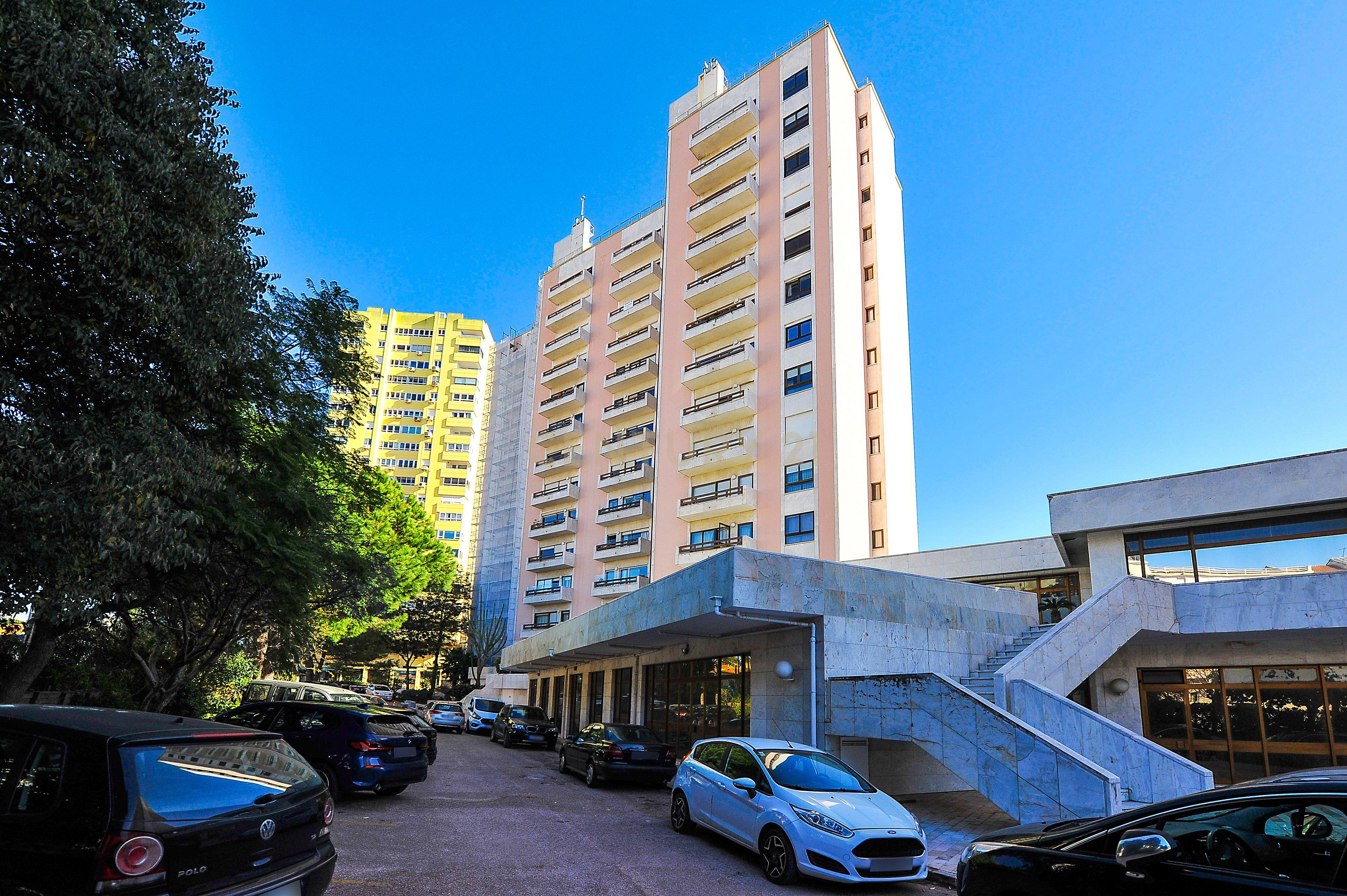 Espaçoso apartamento T4 em Condomínio Fechado, segurança 24h, na zona das Laranjeiras, na Calçada Palma de Baixo, perto das universidades - Image 1