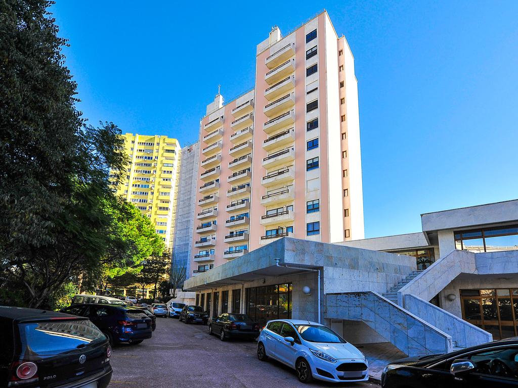 Espaçoso apartamento T4 em Condomínio Fechado, segurança 24h, na zona das Laranjeiras, na Calçada Palma de Baixo, perto das universidades - Image 1