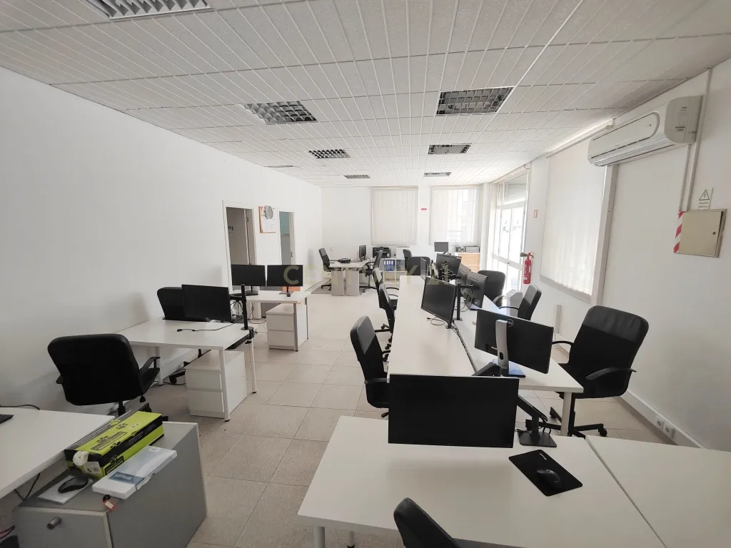 Loja em Alverca, arrendada por 700,00€ mês, com parqueamento e arrecadação - Image 1