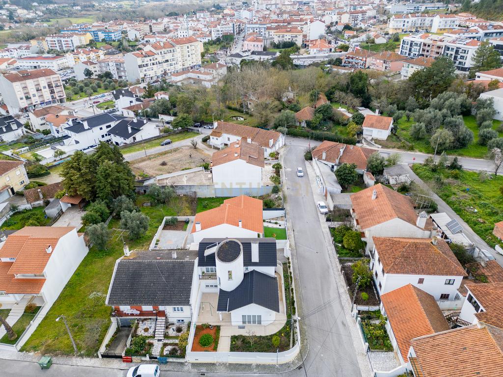 Espaçosa Moradia em Ourém / Jardim  - Image 24