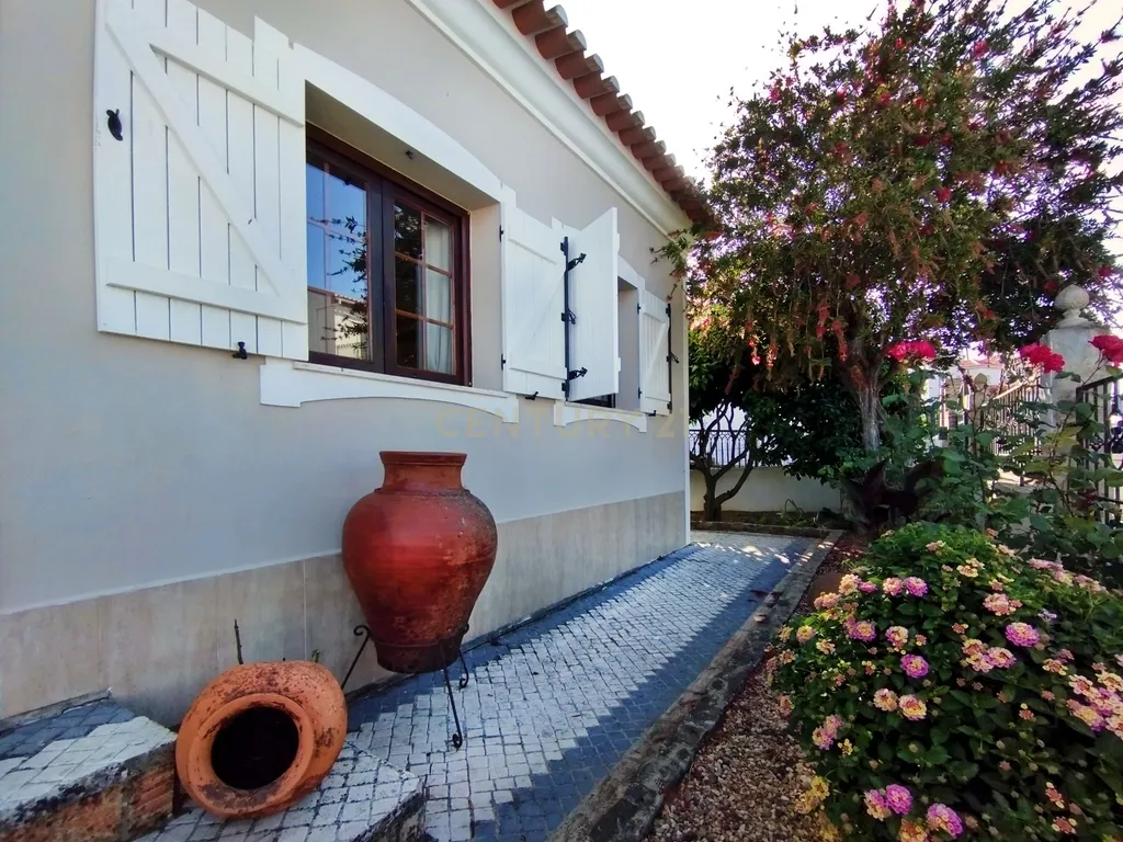 Oportunidade Única! Elegante Moradia + Apartamento T2 + Espaço + Funcionalidade = Qualidade de Vida. - Image 38