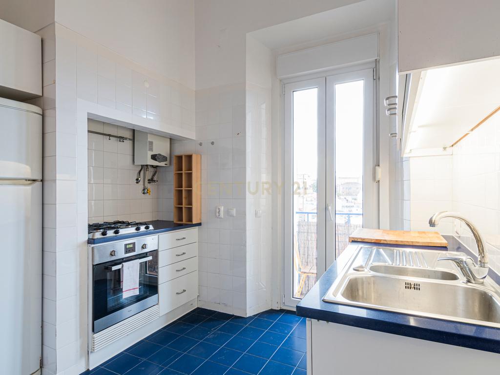 Descubra o Charme da Rua da Bombarda: T3 com Terraço e Vista Deslumbrante! - Image 7