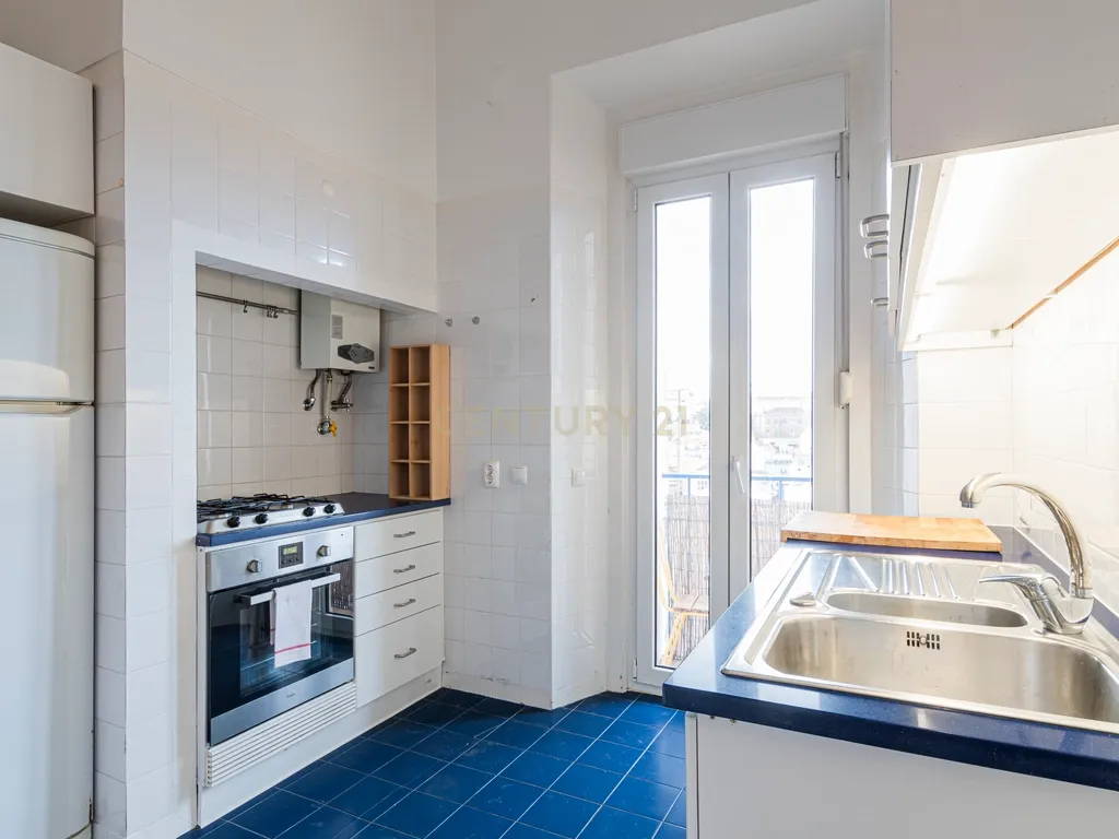 Descubra o Charme da Rua da Bombarda: T3 com Terraço e Vista Deslumbrante! - Image 7