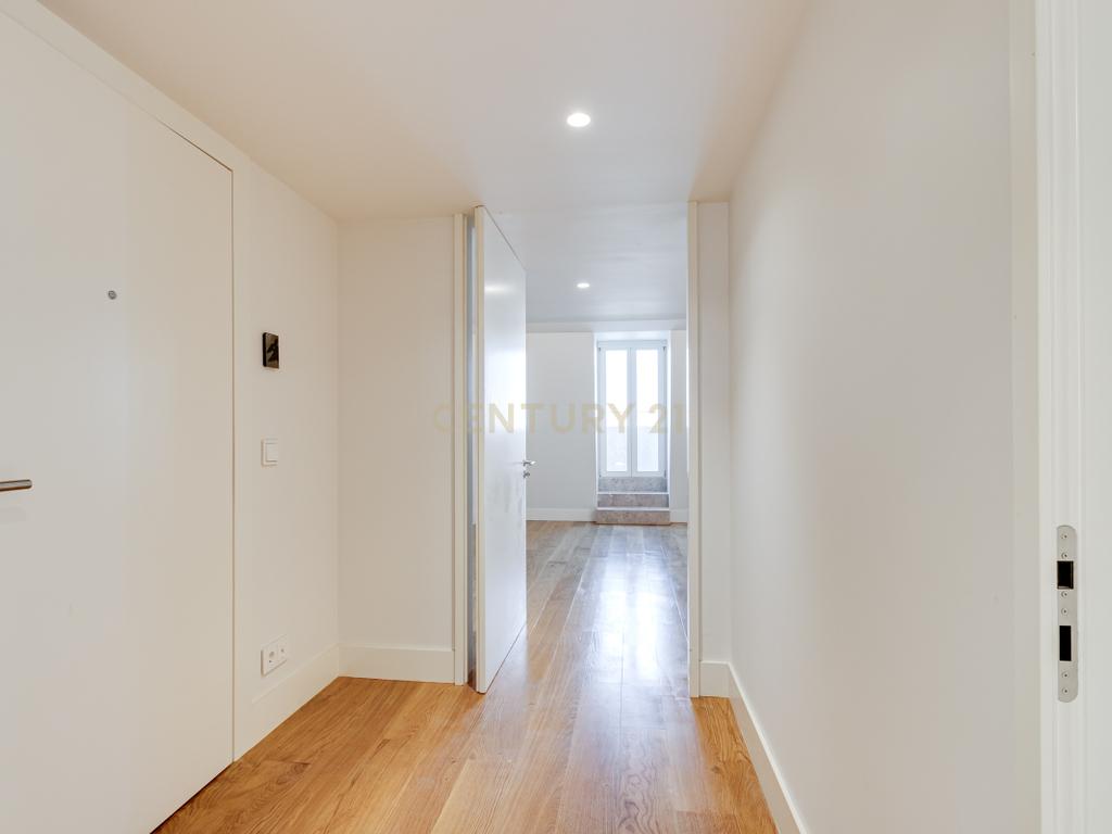 Apartamento T2+1 inserido no emblemático Edifício "Alegria 25". - Image 4