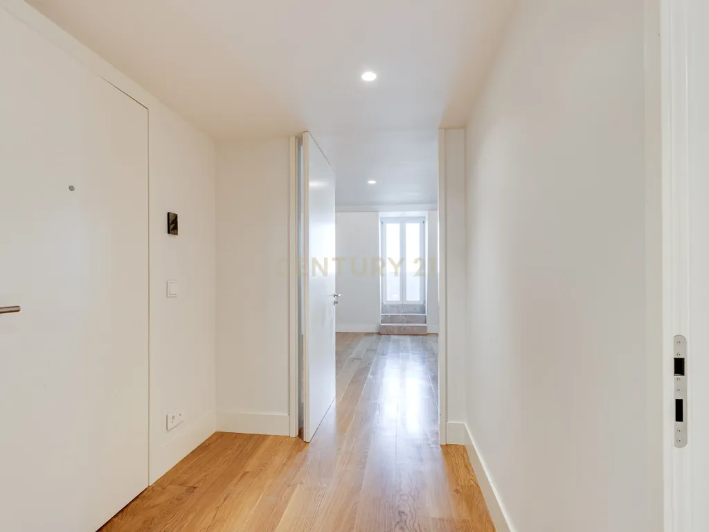 Apartamento T2+1 inserido no emblemático Edifício "Alegria 25". - Image 4