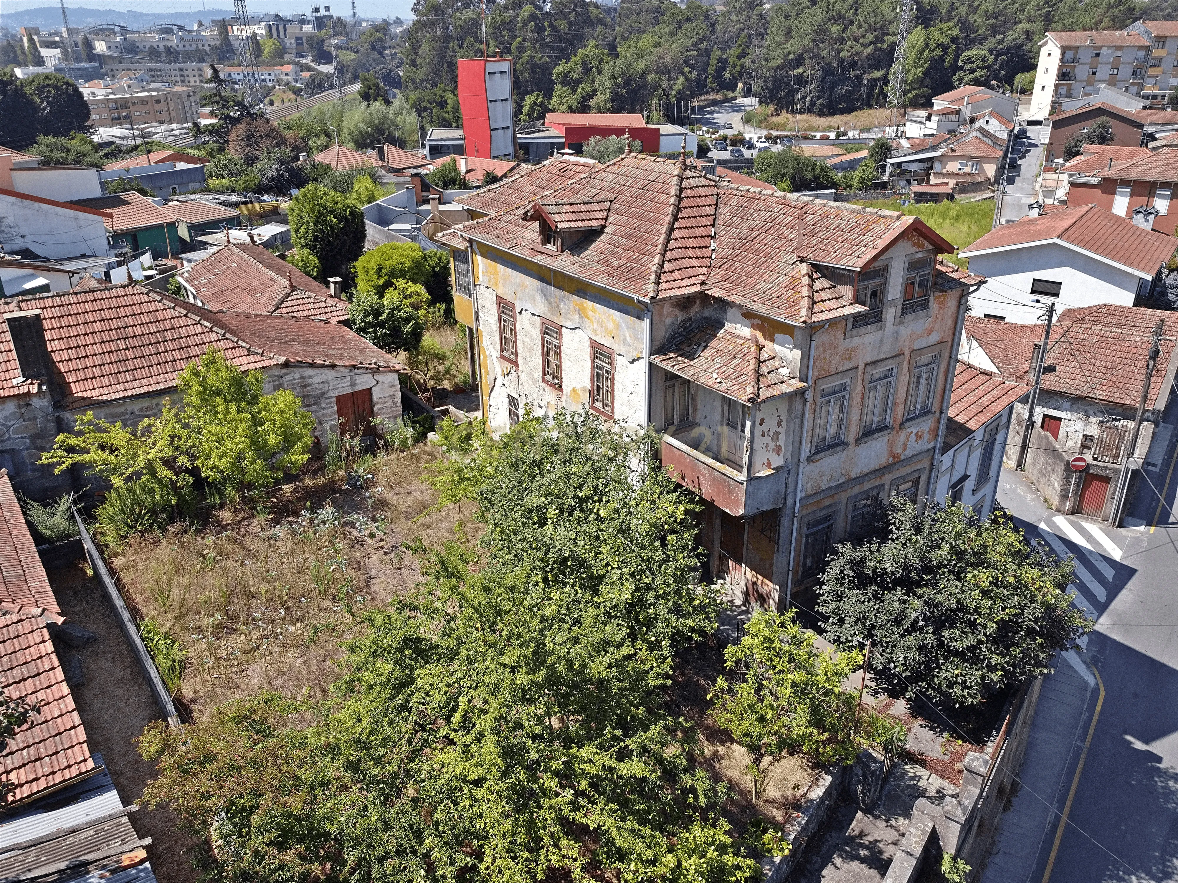Prédio  ant a 1951 a Venda em Rio Tinto Prédio em propriedade total com Andares ou divisões susceptíveis de utilização Independente  Numero de pisos do artigo: 3 pisos - Image 1