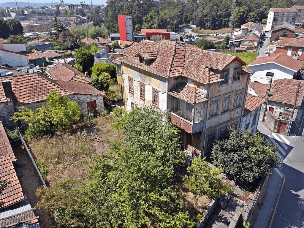 Prédio  ant a 1951 a Venda em Rio Tinto Prédio em propriedade total com Andares ou divisões susceptíveis de utilização Independente  Numero de pisos do artigo: 3 pisos - Image 1