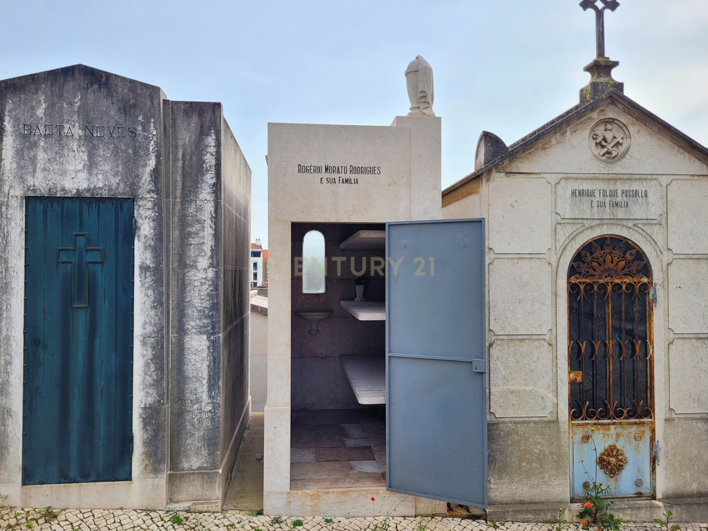 Jazigo no Cemitério dos Prazeres em Campo de Ourique - Image 3