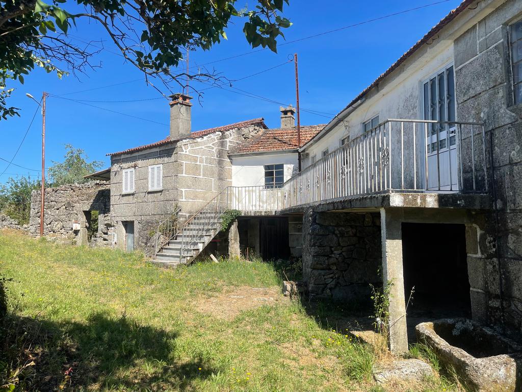 Uma quinta com uma casa que necessita de restauro, situada num terreno de 4000m², cortado por um riacho. - Image 2