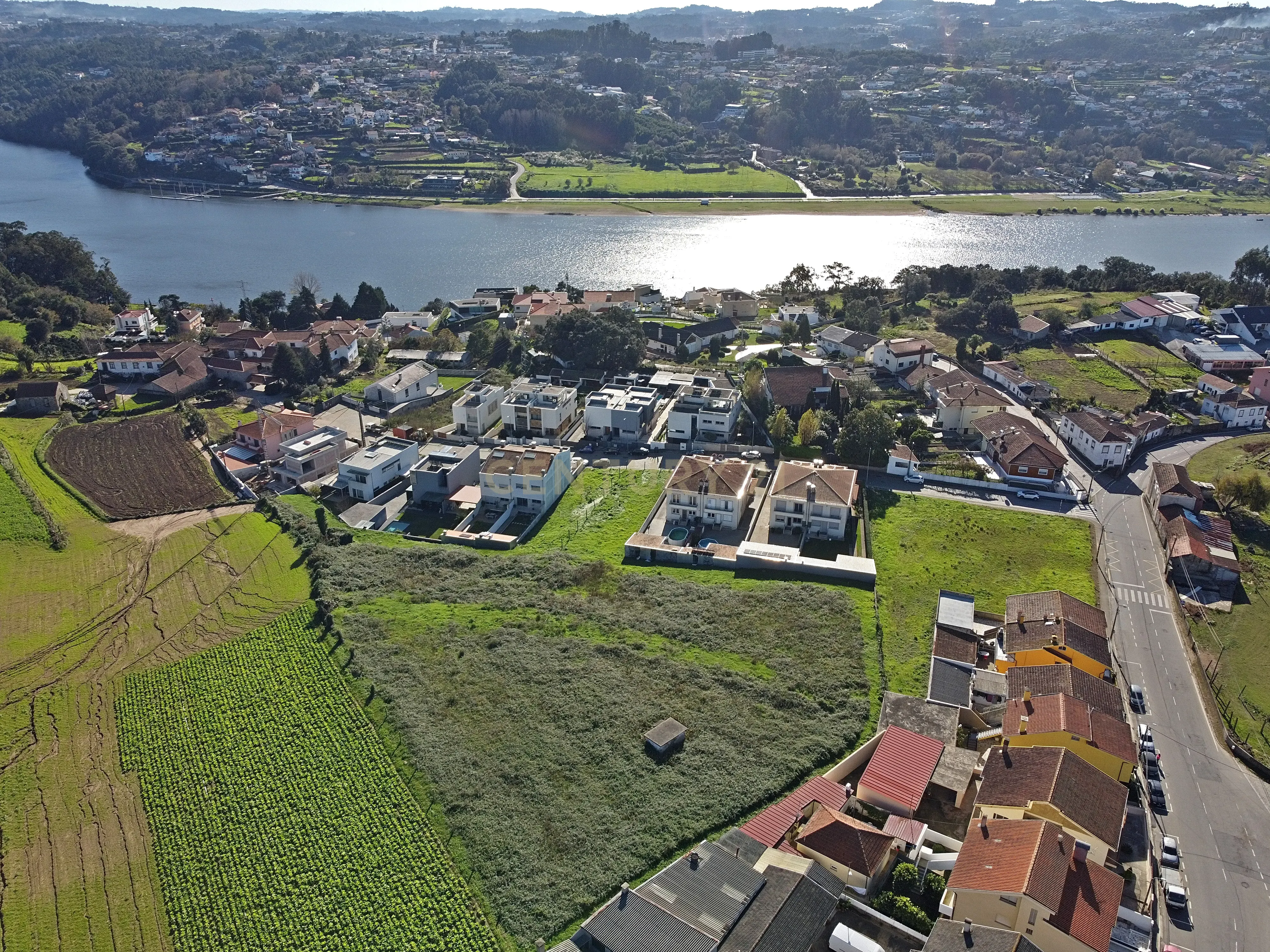 TERRENO COM VISTA RIO EM GONDOMAR COM PROJETO APROVADO PARA EMPREENDIMENTO TURISTICO. TURISMO - Image 1